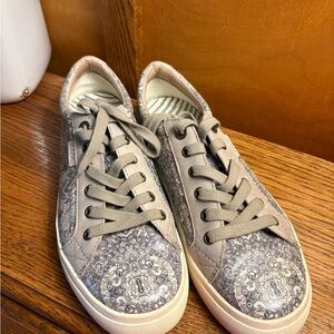 Taos Footwear Gray Patterned Sneakers